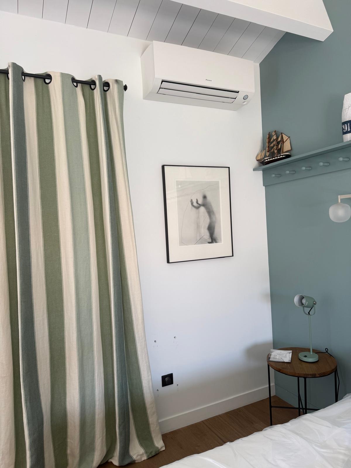 Climatisation murale Daikin installée dans une chambre